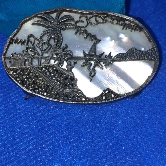 Vintage Mother of Pearl Brooch - Picture 5 of 10